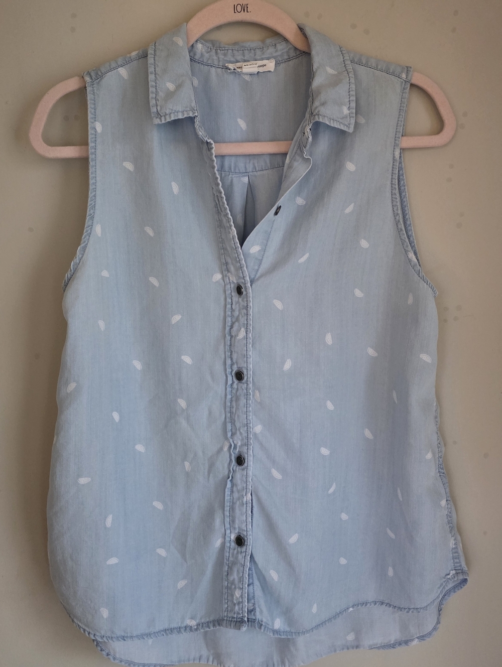 beachlunchlounge Pale Blue Sleeveless Button-Front Tank with white print